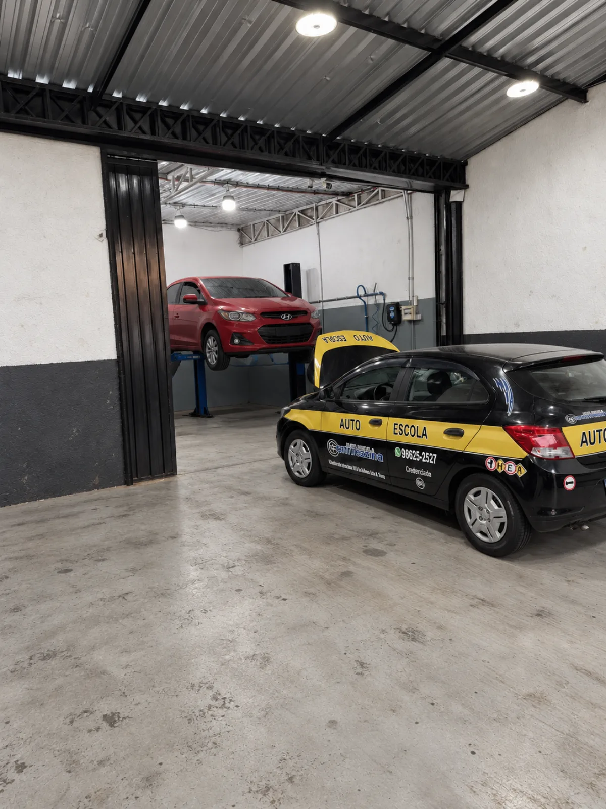 Área de serviço da Rico Car com carro no elevador
